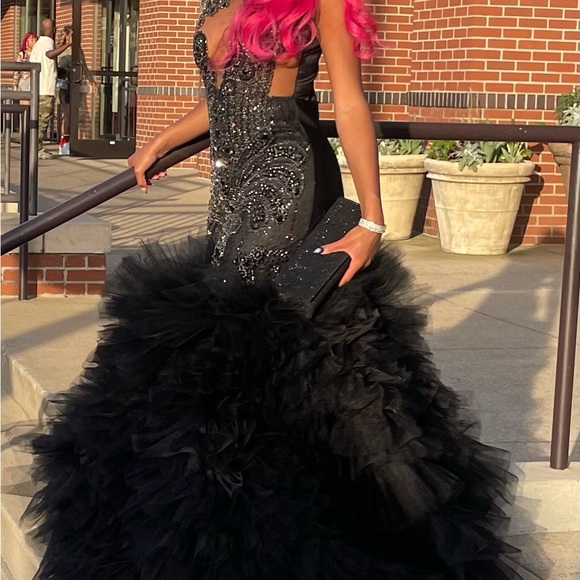 Elegant Black Evening Gown - Picture 3 of 3